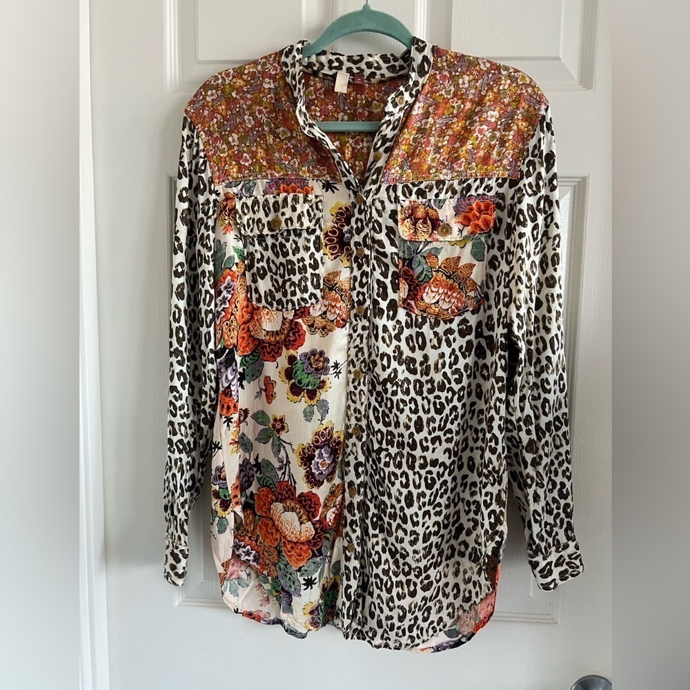 Pilcro Anthropologie Womens Tunic Top Shirt Relaxed Leopard Floral. EUC. Size XS